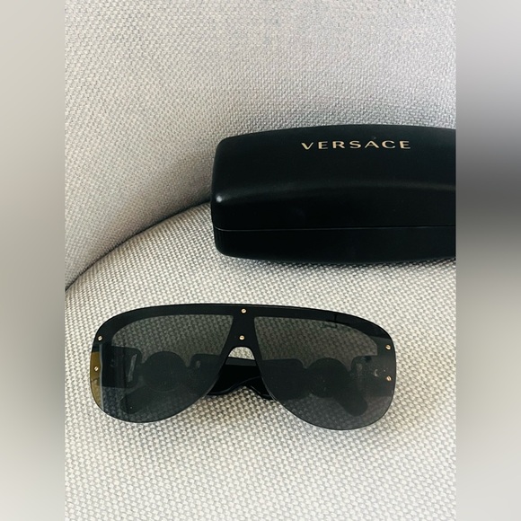 Stylish Versace Black Sunglasses with Gold Accents - Picture 8 of 11